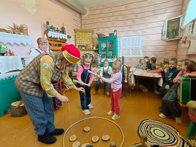 Театрализованная программа "Емелины басни".