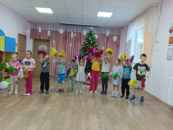 Прощание с новогодней ёлочкой.
